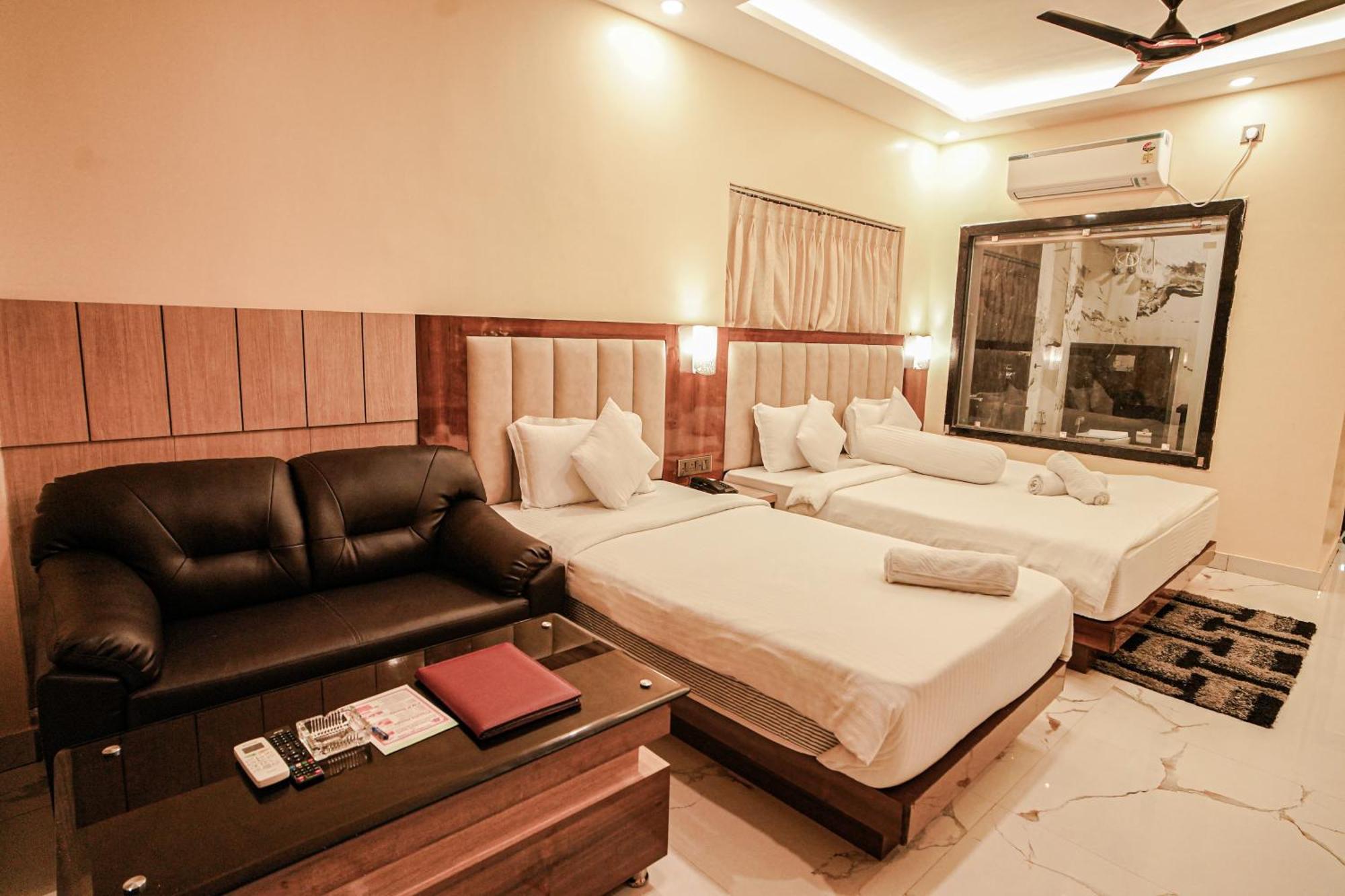 Prasant On Beach Resort !! Lift - Wifi -Restaurant-Parking Facilities-Newly Decorated Room !! Мандармани Экстерьер фото