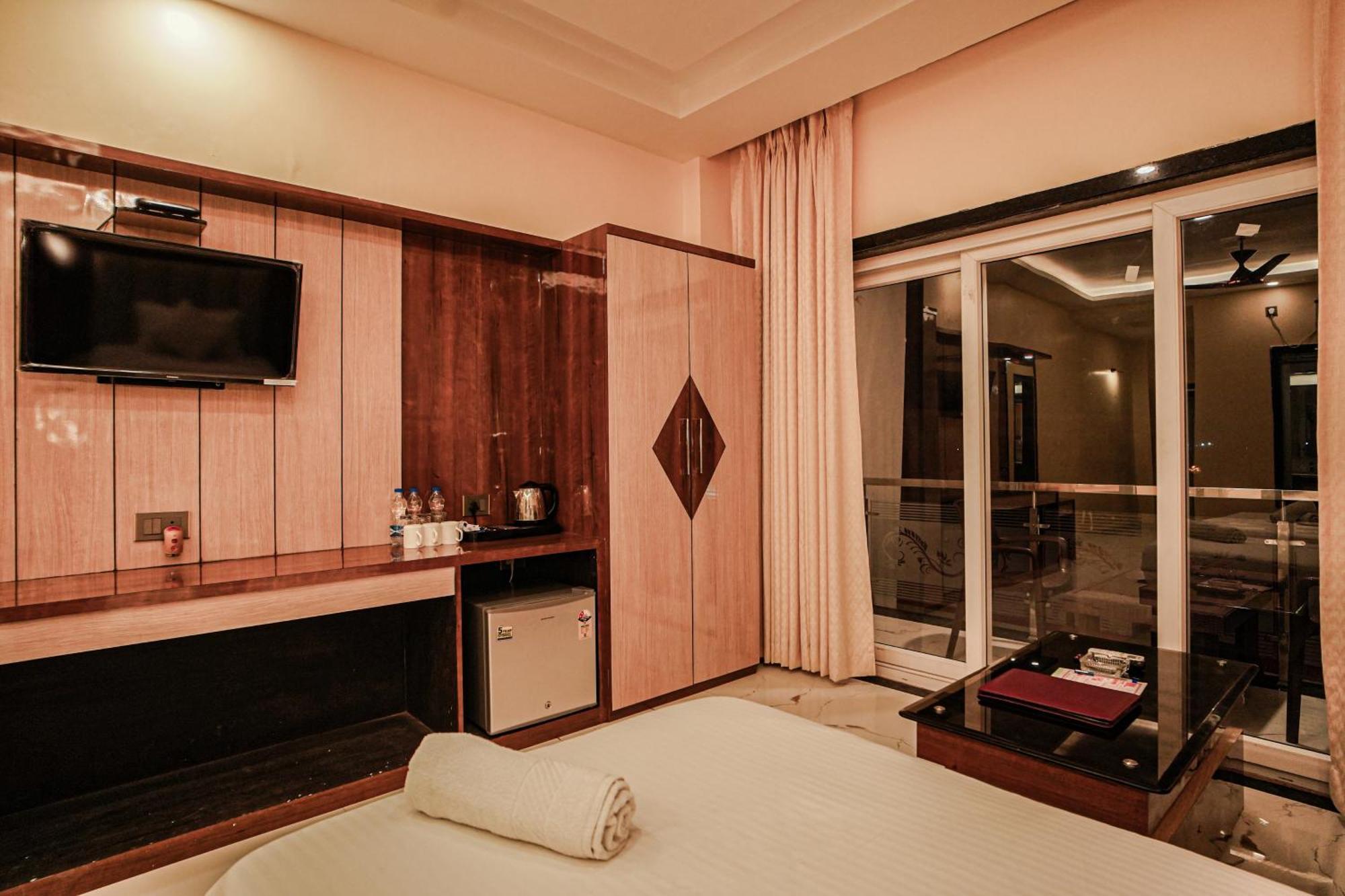 Prasant On Beach Resort !! Lift - Wifi -Restaurant-Parking Facilities-Newly Decorated Room !! Мандармани Экстерьер фото